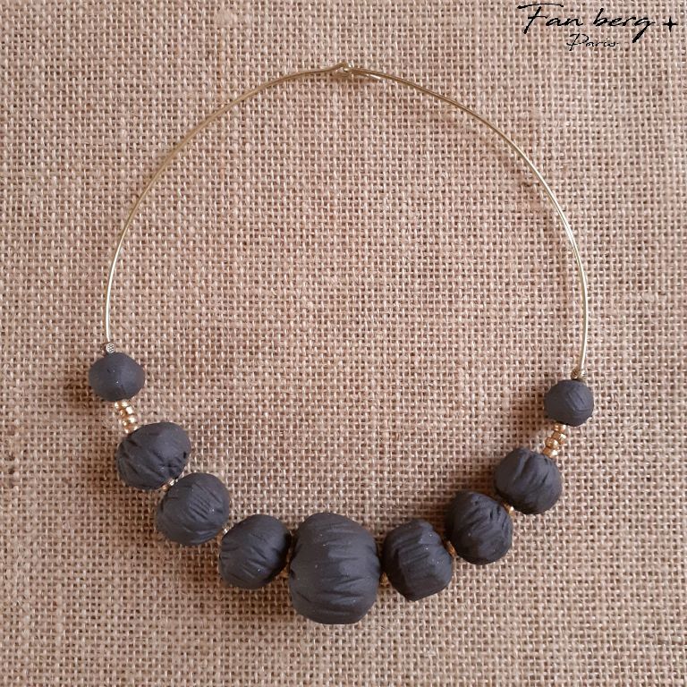 perles rondes de grès noir- petites perles de laiton  / monture laiton massif  - 46 cm 