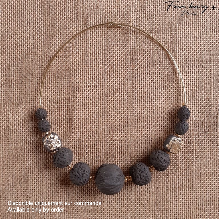 perles rondes et cubiques de grès noir- dorure à la feuille sur perles cubiques / monture laiton massif  - 46 cm 