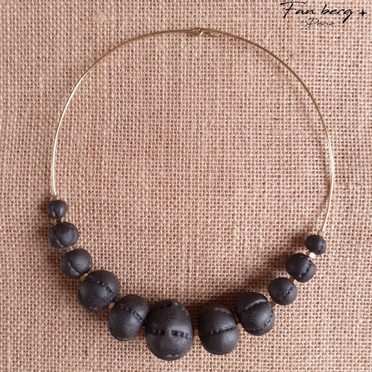 Perles de grès noir anthracite / monture et perles intercalaires laiton massif - 46 cm