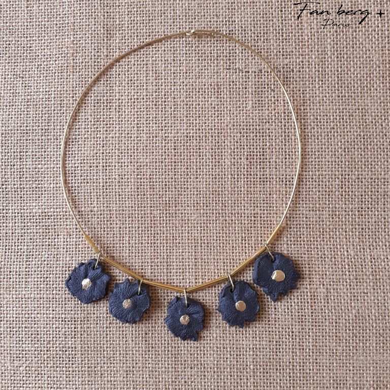 fleurs de grès noir anthracite / monture et perles intercalaires laiton massif - 46 cm