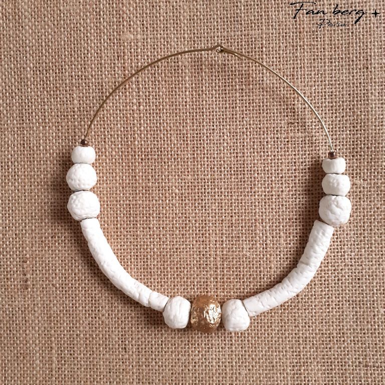 Perles et tubes de porcelaine / monture laiton massif  - dorure à la feuille sur perle centrale - 46 cm 