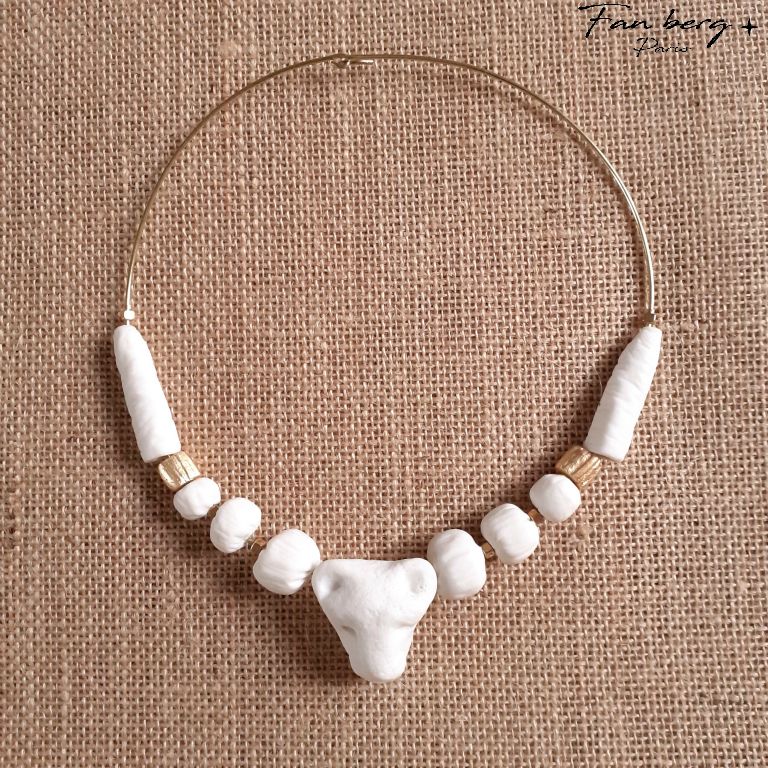 Perles, tubes et tête de lionne de porcelaine / monture laiton massif  - dorure à la feuille sur perles - 46 cm 