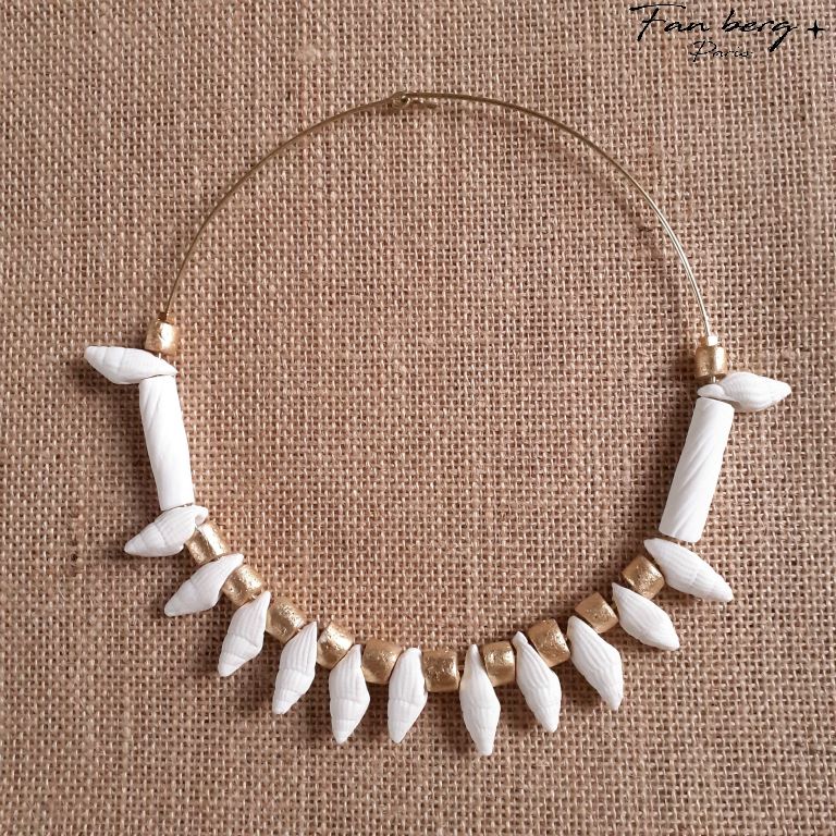 Perles, tubes et coquillages de porcelaine / monture laiton massif  - dorure à la feuille sur perles - 46 cm 