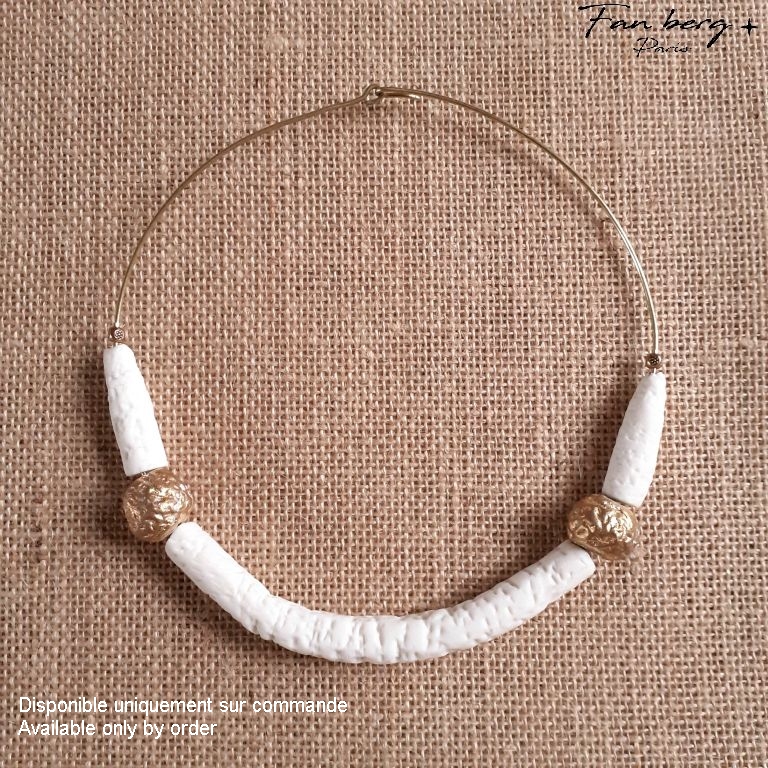 Perles et tubes de porcelaine / monture laiton massif  - dorure à la feuille sur perles - 46 cm 