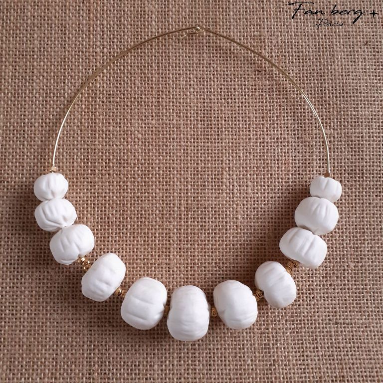 Perles de porcelaine / monture et perles intercalaires laiton massif   - 46 cm 