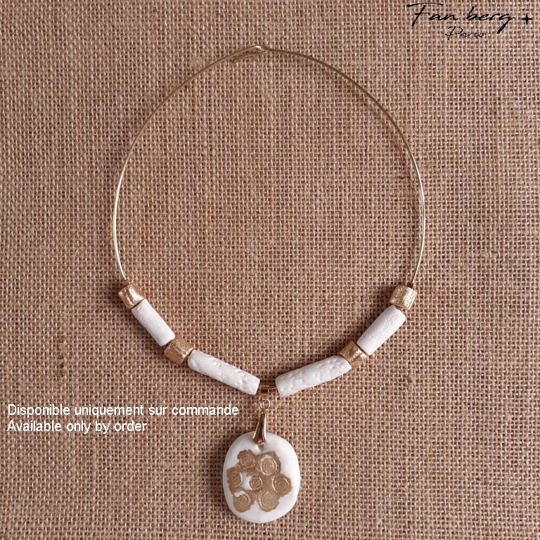 Perles, tubes, galet de porcelaine / monture laiton massif  - dorure à la feuille sur perles et galet - 46 cm 