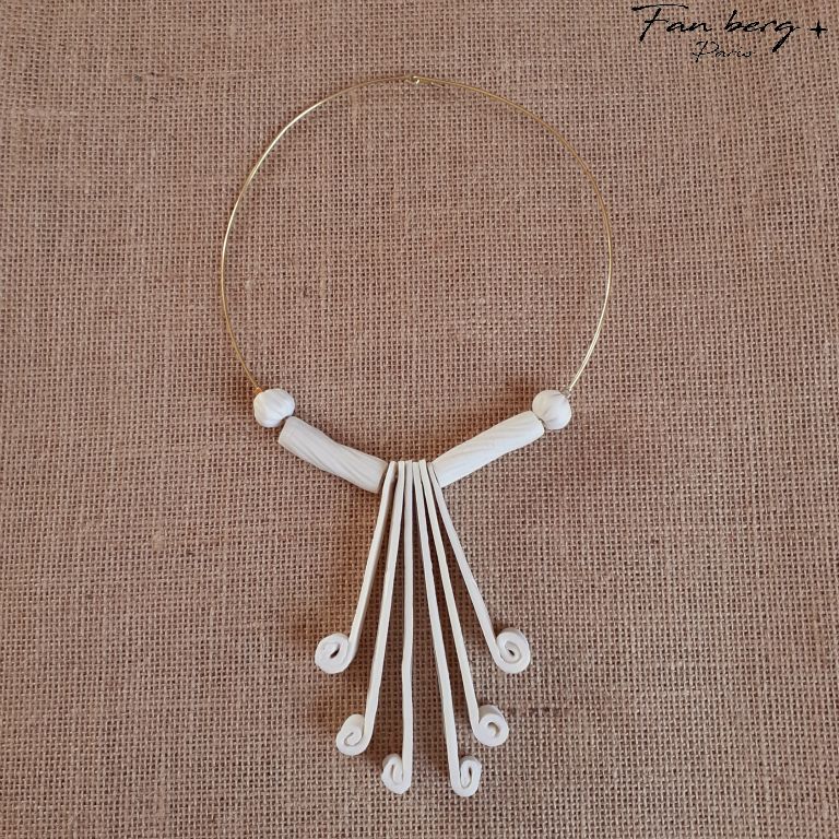 Perles, tubes et ruban de porcelaine / monture laiton massif  - 46 cm 