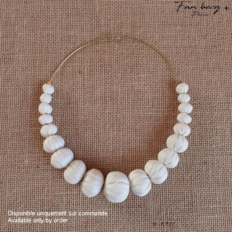 Perles de porcelaine / monture laiton massif   - 46 cm 