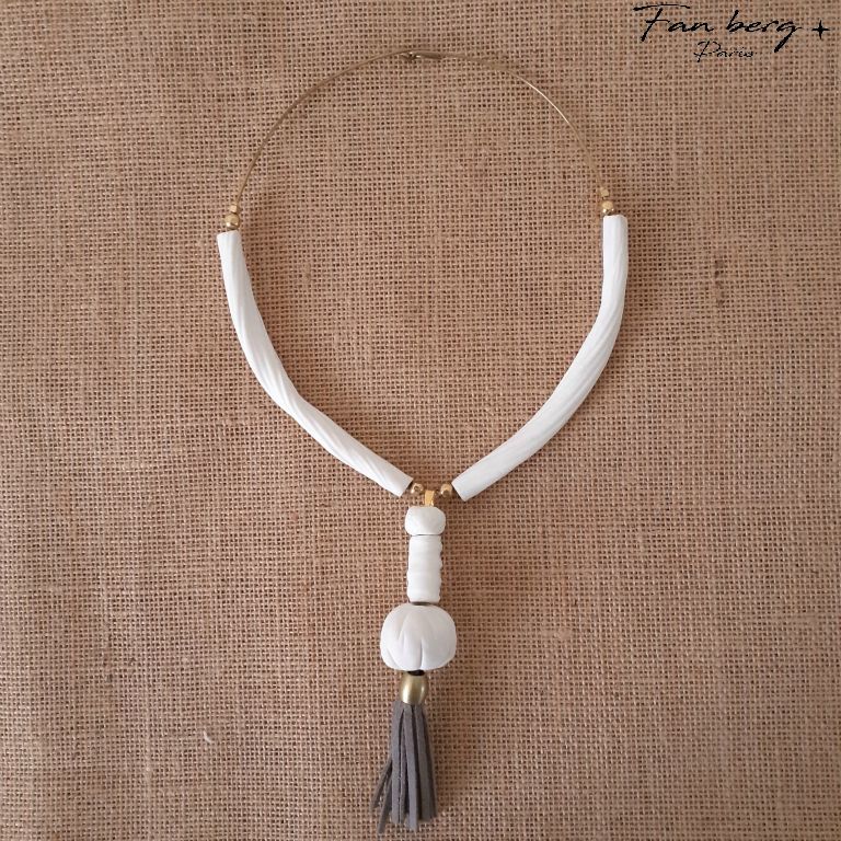 Perles et tubes de porcelaine / perles intercalaires et monture laiton massif  - breloque fantaisie- 46 cm 