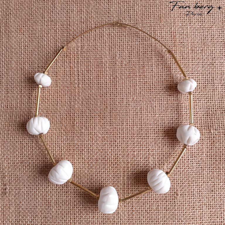 Perles de porcelaine / monture, tubes et perles intercalaires laiton massif   - 46 cm 
